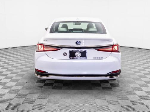 2022 Lexus ES 300h F SPORT