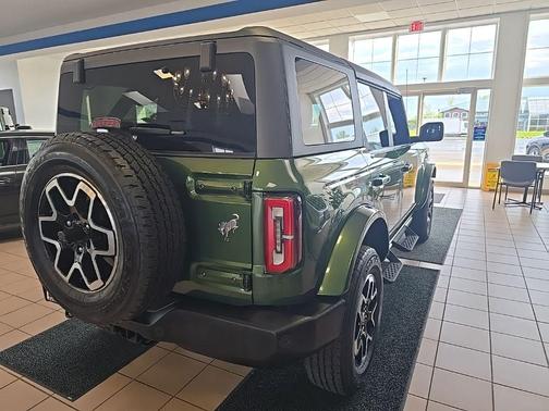 ERUPTION GREEN METALLIC 2023 Ford Bronco Outer Banks
