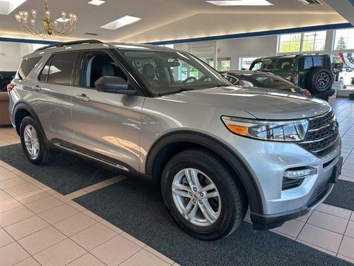 ICONIC SILVER METALLIC 2023 Ford Explorer XLT