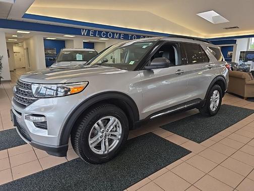 ICONIC SILVER METALLIC 2023 Ford Explorer XLT