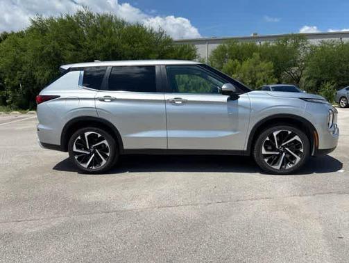 Alloy Silver Metallic 2024 Mitsubishi Outlander SE