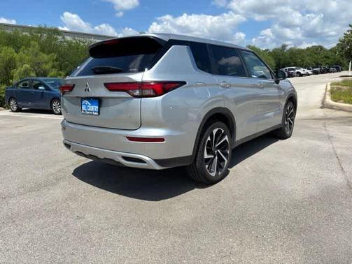 Alloy Silver Metallic 2024 Mitsubishi Outlander SE
