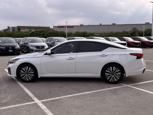 White 2023 Nissan Altima 2.5 SV