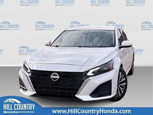 White 2023 Nissan Altima 2.5 SV