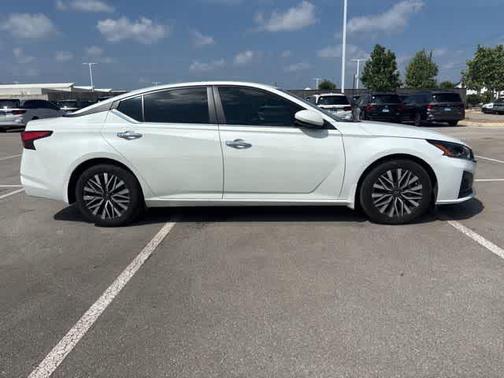 White 2023 Nissan Altima 2.5 SV
