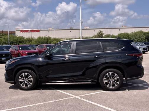 Midnight Black Metallic 2024 Toyota Highlander LE
