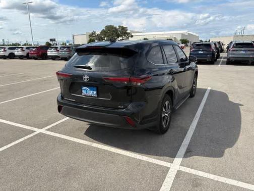 Midnight Black Metallic 2024 Toyota Highlander LE