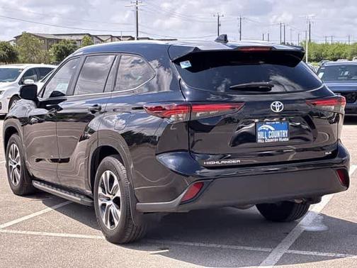 Midnight Black Metallic 2024 Toyota Highlander LE