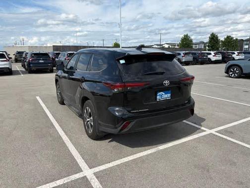 Midnight Black Metallic 2024 Toyota Highlander LE