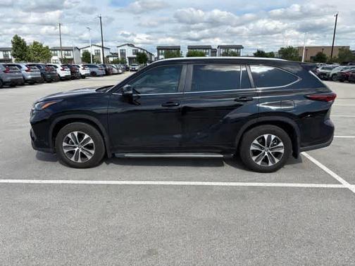 Midnight Black Metallic 2024 Toyota Highlander LE