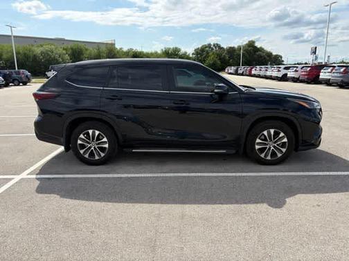Midnight Black Metallic 2024 Toyota Highlander LE