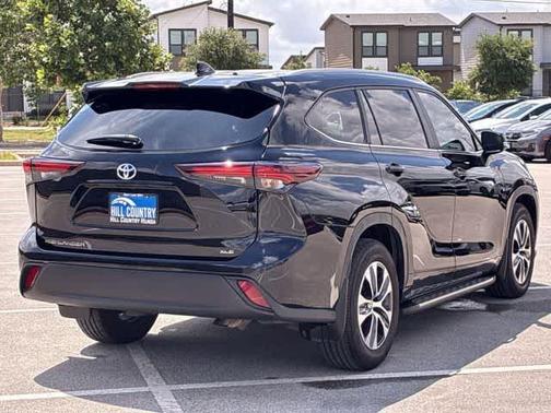 Midnight Black Metallic 2024 Toyota Highlander LE