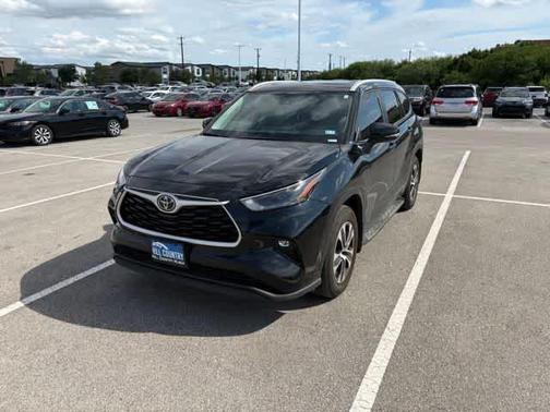 Midnight Black Metallic 2024 Toyota Highlander LE