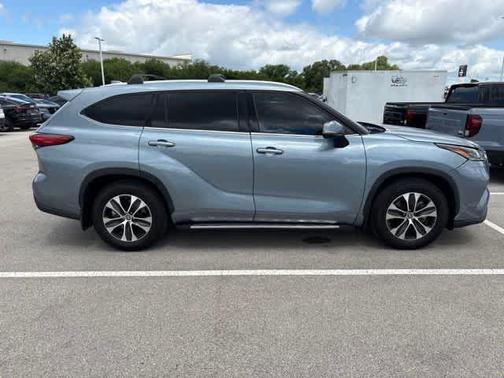 Moon Dust 2021 Toyota Highlander XLE