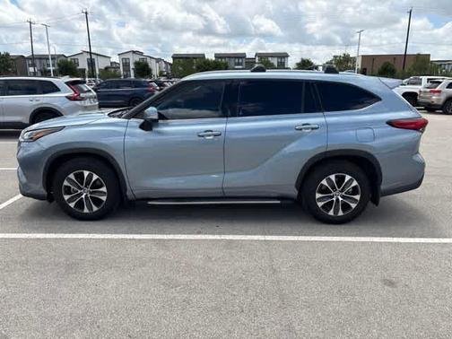 Moon Dust 2021 Toyota Highlander XLE