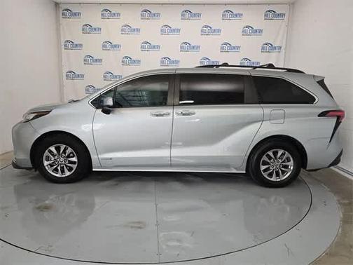 2021 Toyota Sienna XLE