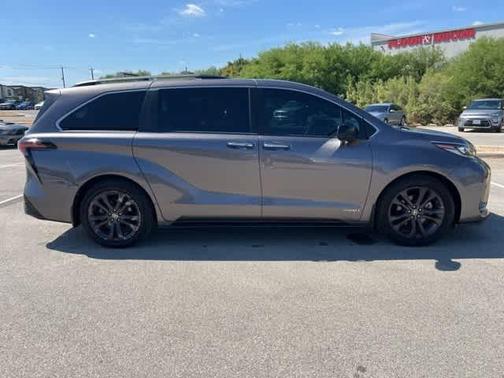 2021 Toyota Sienna XSE 7 Passenger