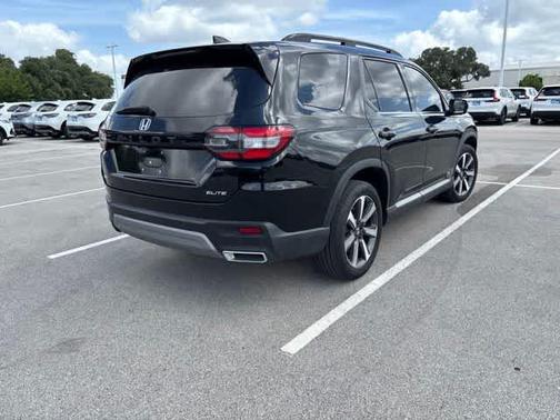 Crystal Black Pearl 2024 Honda Pilot Elite