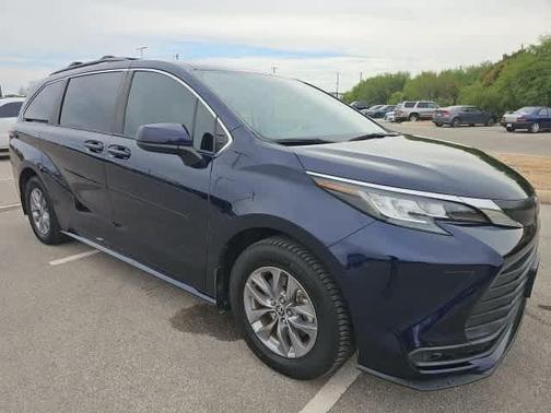 2022 Toyota Sienna LE