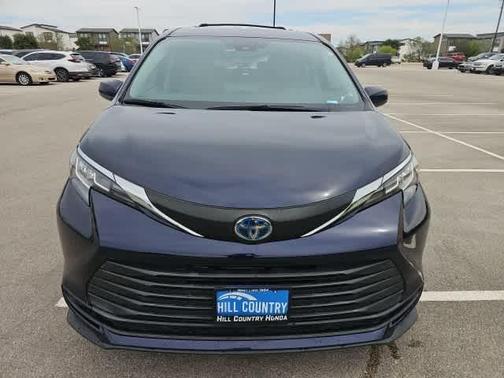 2022 Toyota Sienna LE