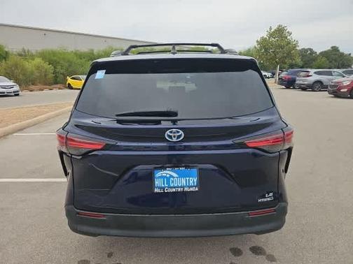 2022 Toyota Sienna LE