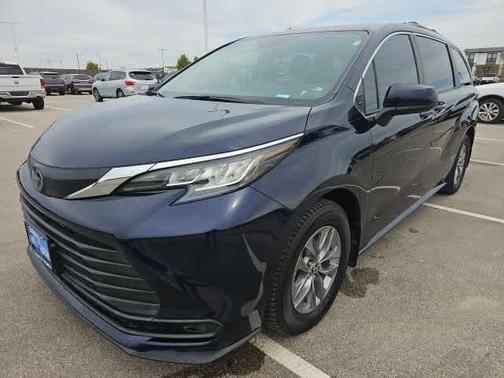 2022 Toyota Sienna LE
