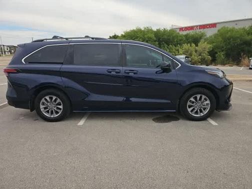 2022 Toyota Sienna LE
