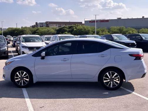 Gray Sky Pearl 2025 Nissan Versa 1.6 SV