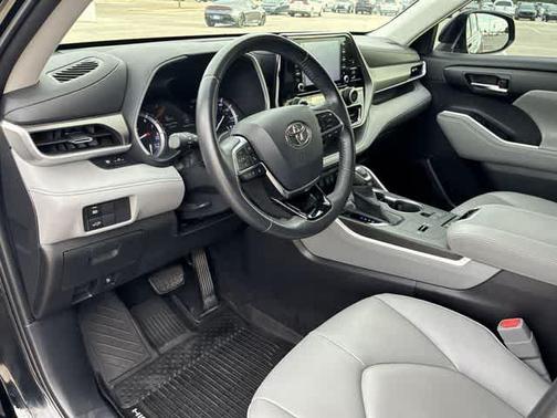 Midnight Black Metallic 2020 Toyota Highlander XLE