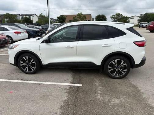 Star White 2022 Ford Escape SE