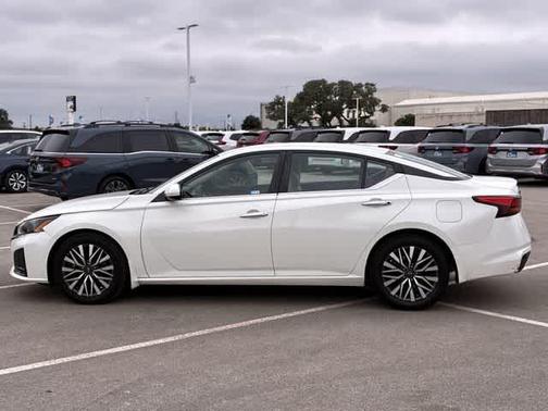 Pearl White Tri-Coat 2023 Nissan Altima 2.5 SV