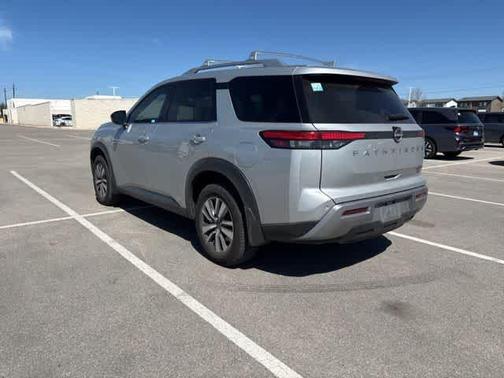 2022 Nissan Pathfinder SL