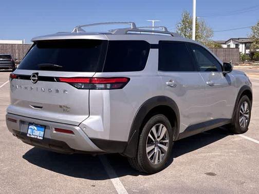 2022 Nissan Pathfinder SL