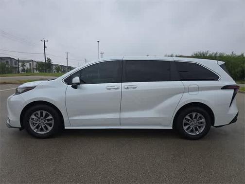 2023 Toyota Sienna XLE