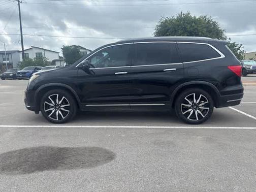 Crystal Black Pearl 2019 Honda Pilot Touring 8-Passenger