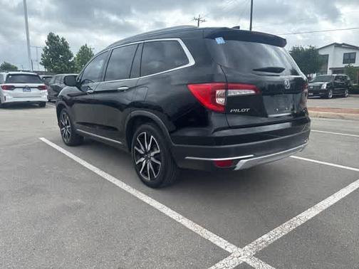 Crystal Black Pearl 2019 Honda Pilot Touring 8-Passenger