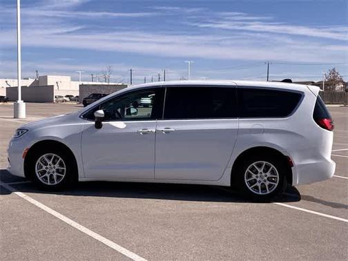 2023 Chrysler Pacifica Touring-L