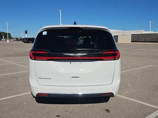 2023 Chrysler Pacifica Touring-L