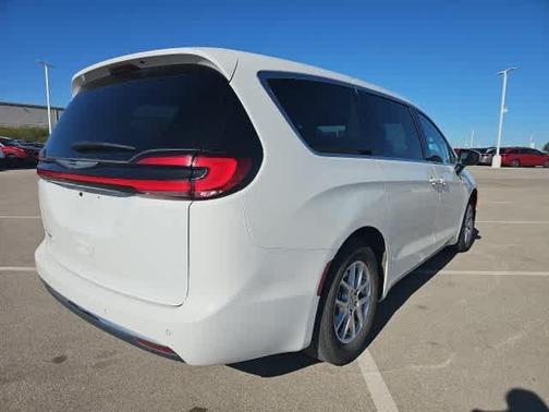 2023 Chrysler Pacifica Touring-L