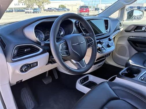 2023 Chrysler Pacifica Touring-L