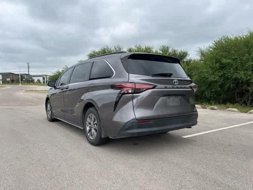 2021 Toyota Sienna LE