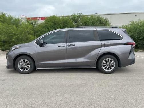 2021 Toyota Sienna LE