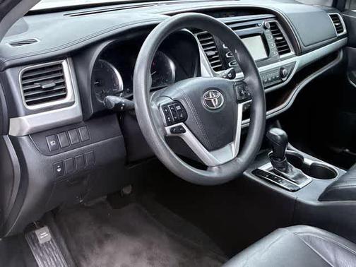 Blizzard Pearl 2018 Toyota Highlander LE
