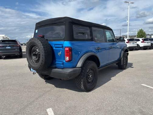 Velocity Blue Metallic 2023 Ford Bronco Black Diamond