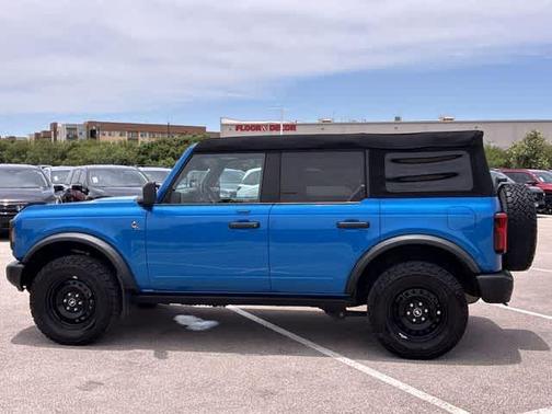 Velocity Blue Metallic 2023 Ford Bronco Black Diamond