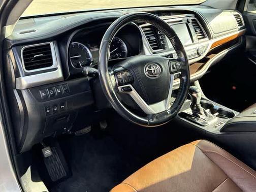 Celestial Silver Metallic 2019 Toyota Highlander Limited Platinum