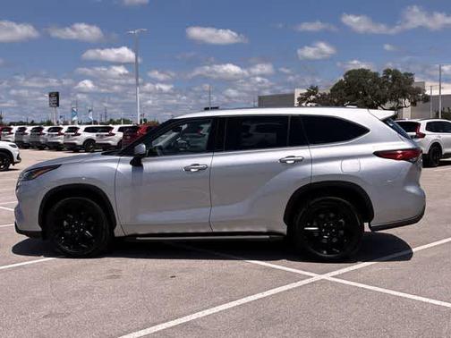 Celestial Silver Metallic 2022 Toyota Highlander L