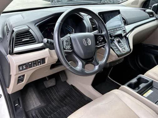 White Diamond Pearl 2018 Honda Odyssey Elite