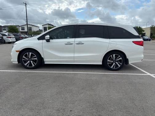 White Diamond Pearl 2018 Honda Odyssey Elite