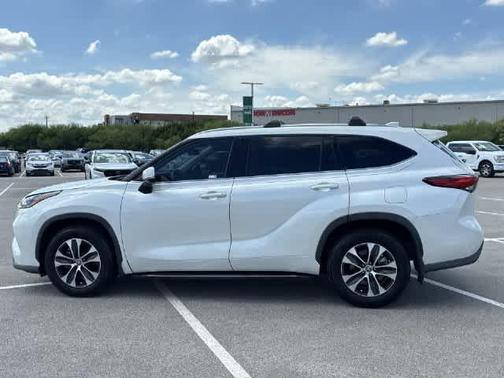 Blizzard Pearl 2021 Toyota Highlander XLE